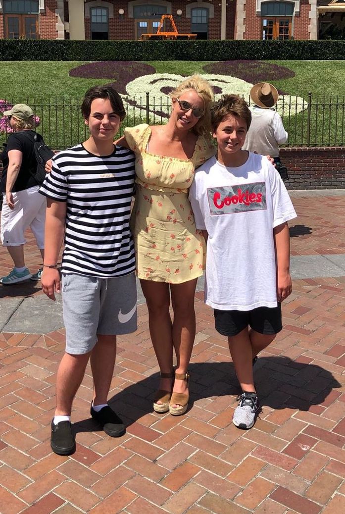 britney-spears-flynn-sky-yellow-floral-dress.jpg