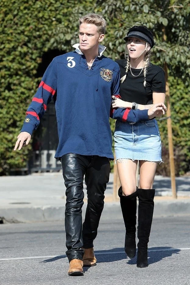 miley-cyrus-re:done-blue-denim-mini-skirt.jpg