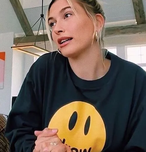 hailey-bieber-smiley-sweatshirt.jpg