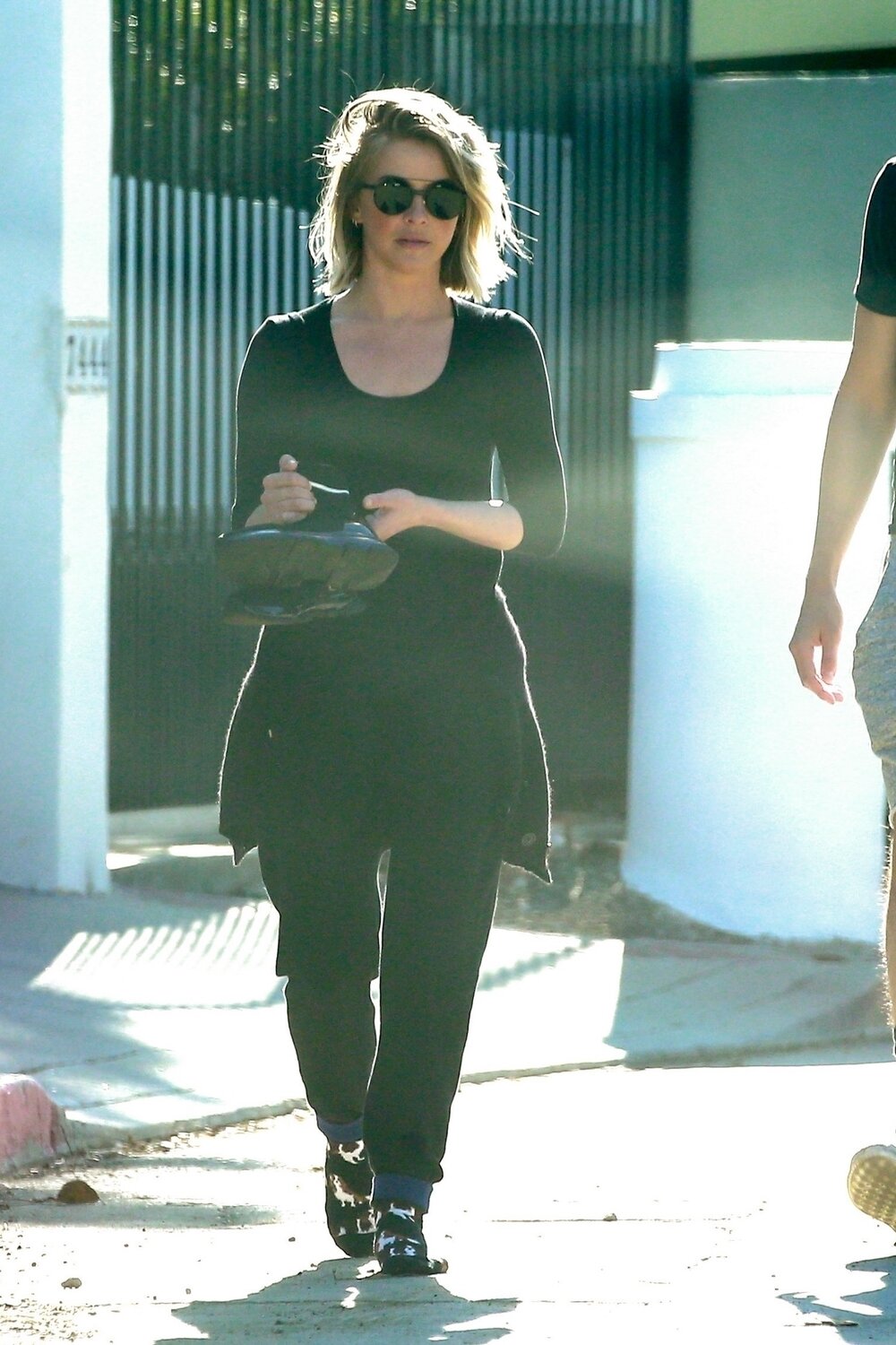 julianne-hough-black-round-sunglasses.jpg