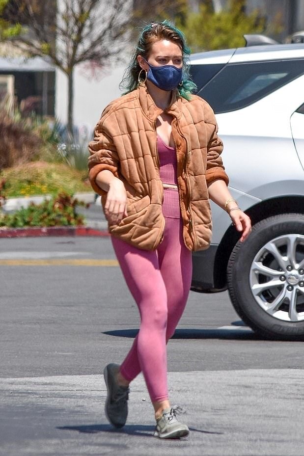 hilary-duff-pink-leggings-studio-city.jpg
