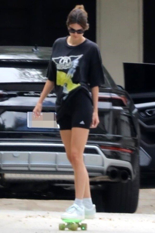 Kendall Jenner's Sporty Black Bike Shorts – Style Representative
