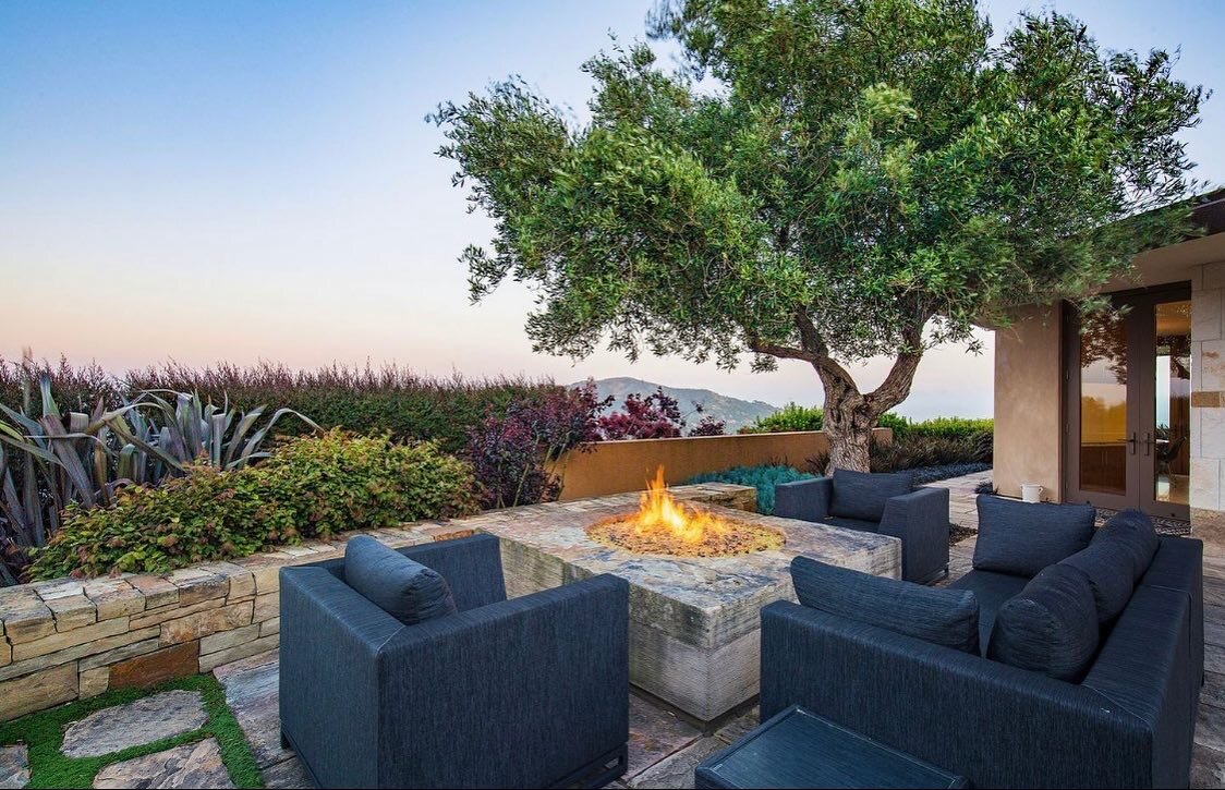 In our beautiful Bay, outdoor living spaces never take a backseat. 

Contractor: Plath &amp; Co
Landscape: @studiogreenlandarch 
 📷 @davidduncanlivingston
