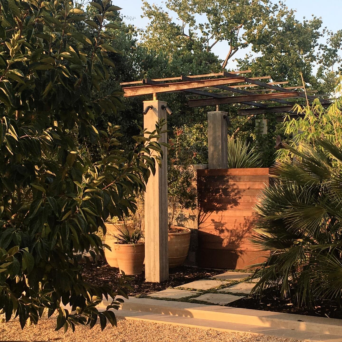There&rsquo;s nothing quite like the late afternoon sun in Napa Valley.

Architecture and 📷 by us
Lighting by Mother Nature and @annakondolflightingdesign