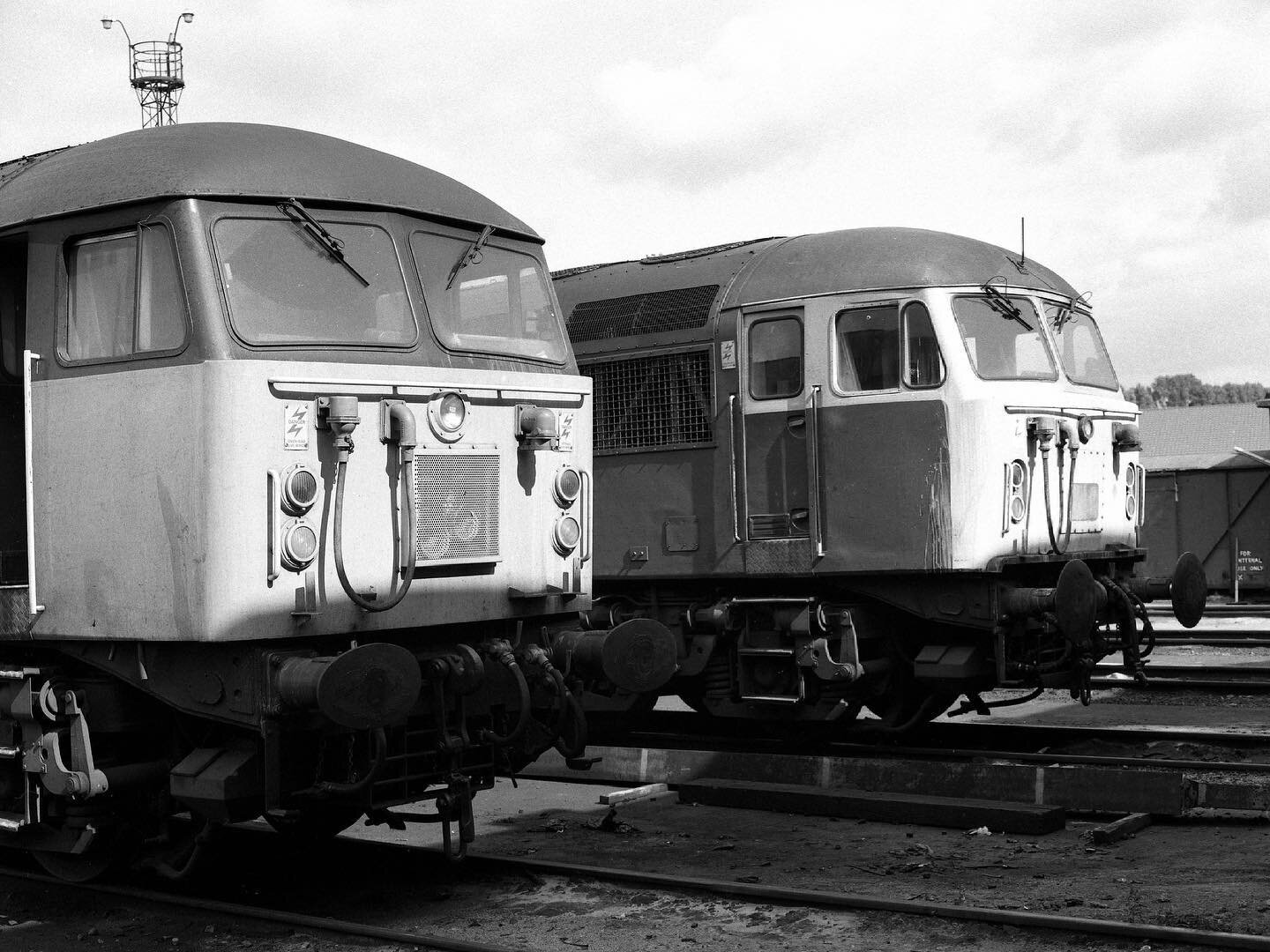 A big thank you to Andrew Walker for allowing us to post this excellent photo showing the contrasting cab styles of Romaninan 56020 and Doncaster built 56069 at Toton in 1988. Capturing this stark contrast between the different builds was one of the 