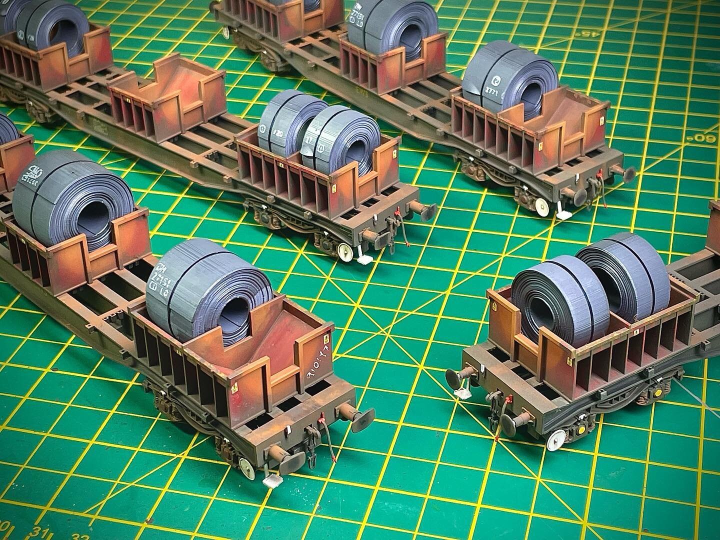A big thanks to Dave @cradley_bridge for sending us these fantastic pictures of his weathered BBAs, BLAs and @trains4ultd exclusive KFAs. He&rsquo;s done a cracking job on weathering up our wagons! If you would like to see more photos of Dave&rsquo;s