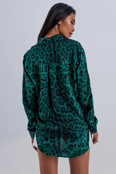 Long sleeve soft shirt in green animal print — Formela Beauty