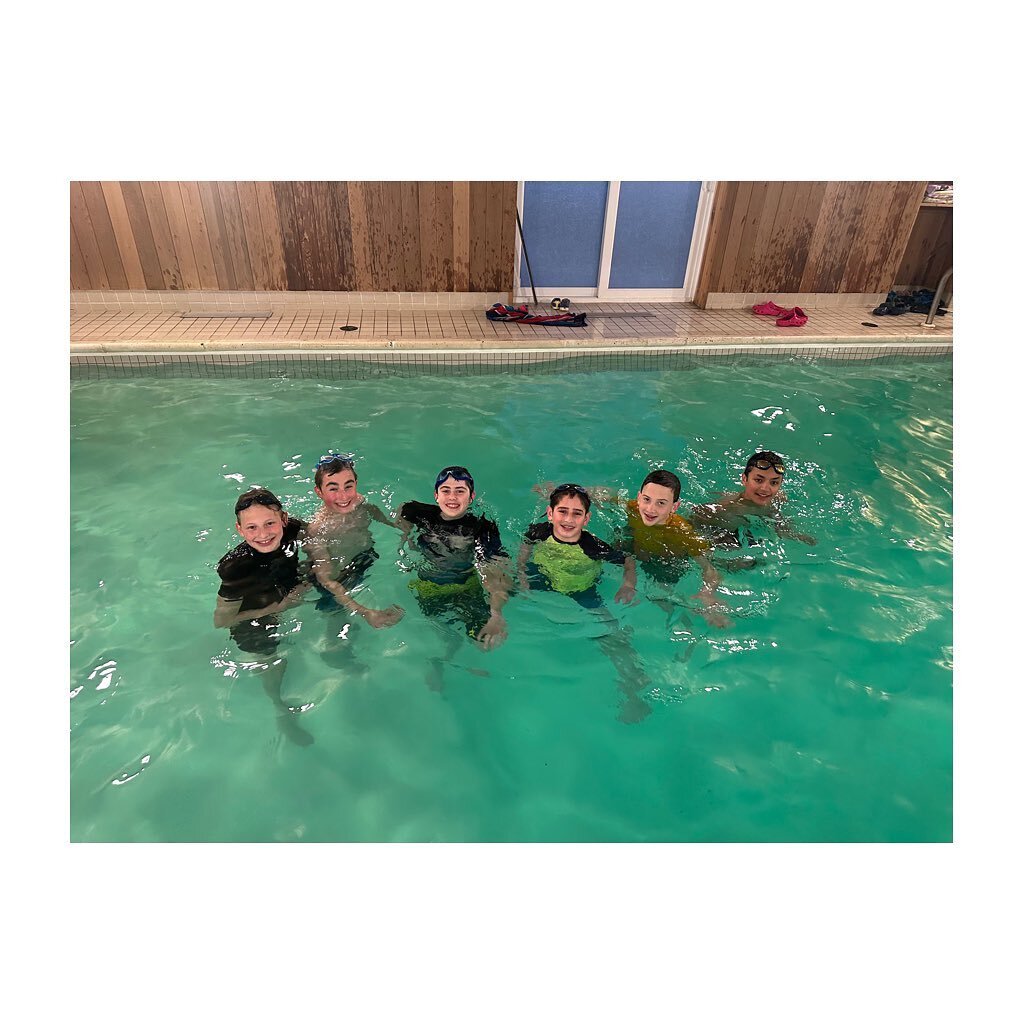 Congratulations to this group for completing their Bronze Medallion and Emergency First Aid!

#bronzemedallion #lifesavers #lifesaving #waterrescue #aquatics #aquaticleadership #emergencyfirstaid #cprtraining #water #pool
