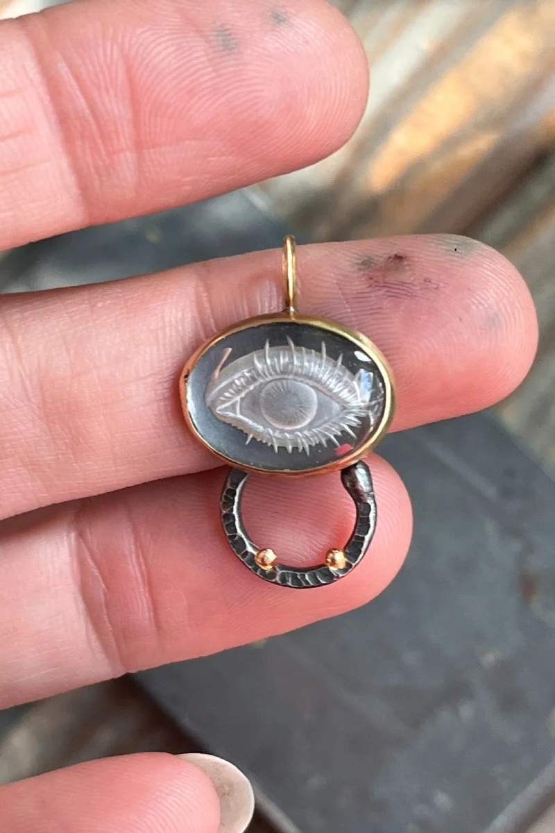 quartz_eye_charmkeeper_held_2.jpg