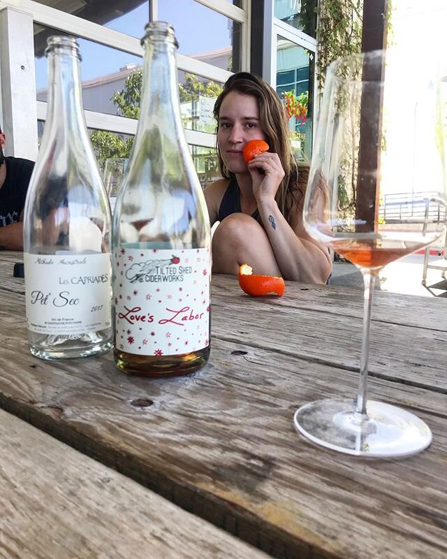 drinking bubbles made by two of my favorite producers (who are also some of my favorite people), hanging out with one of my least favorite fruits 🍊🍾 #nolovefororanges