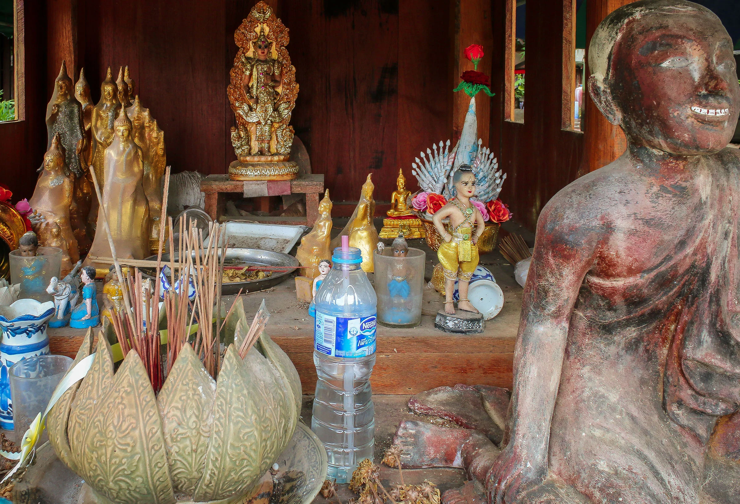 Thai roadside altar_2400.jpg