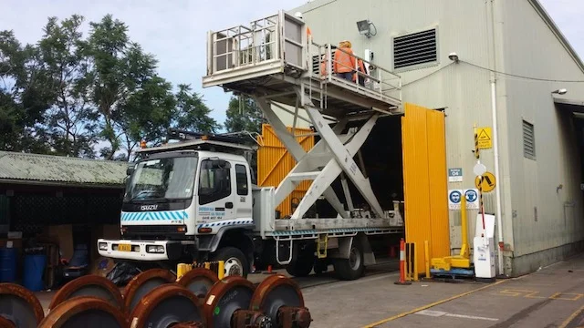 4RAIL-FTS750-Isuzu-Hirail-Scissor-Lift-Sliding-Platform-12.jpg