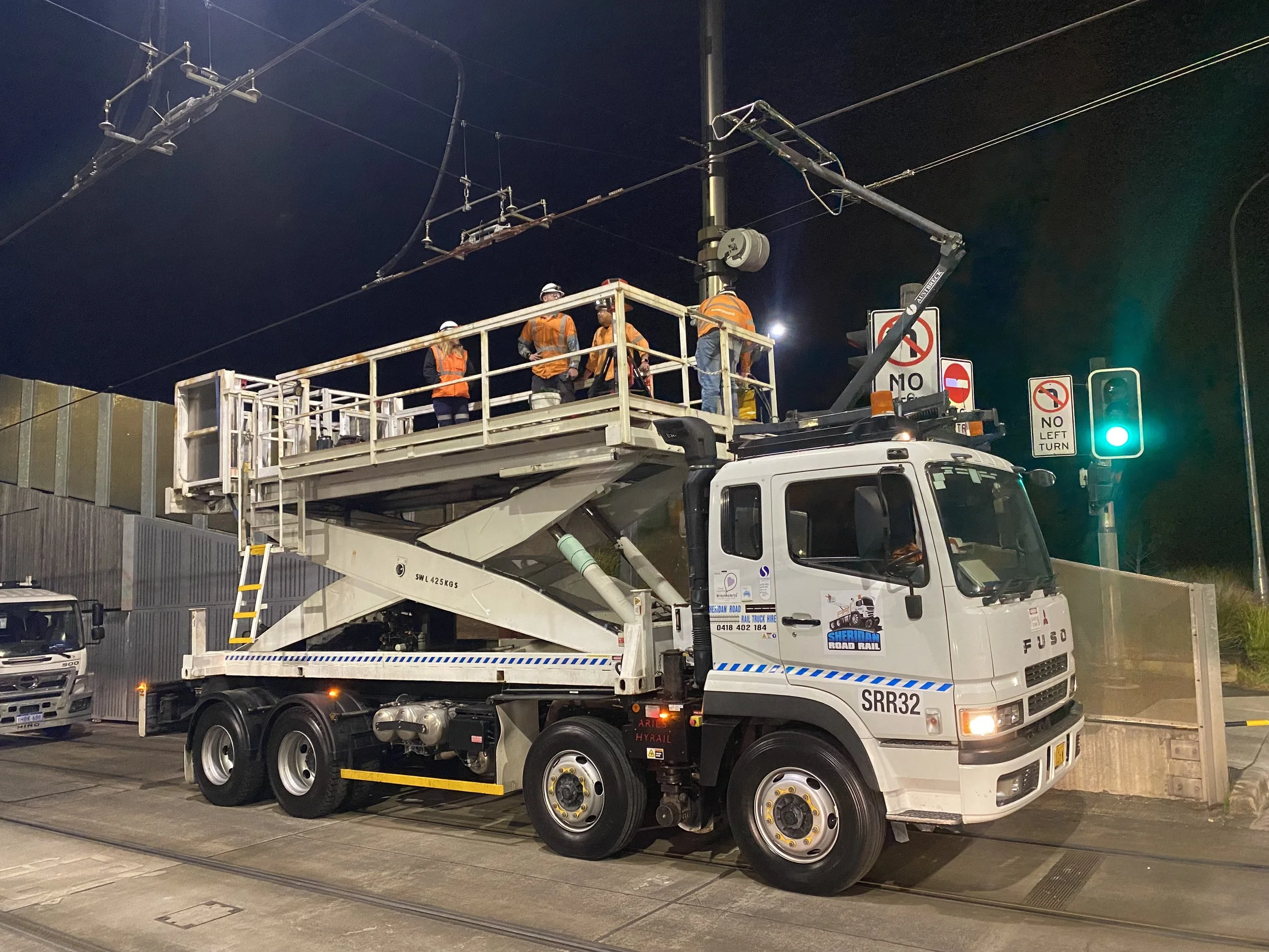 OHW - Hirail 8-Wheeler - Scissor Lift w/ Sliding Platform and pantograph
