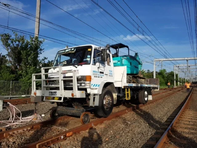 ES1112-Hino-FG-Hirail-Tilt-Tray-Table-Top-2.webp