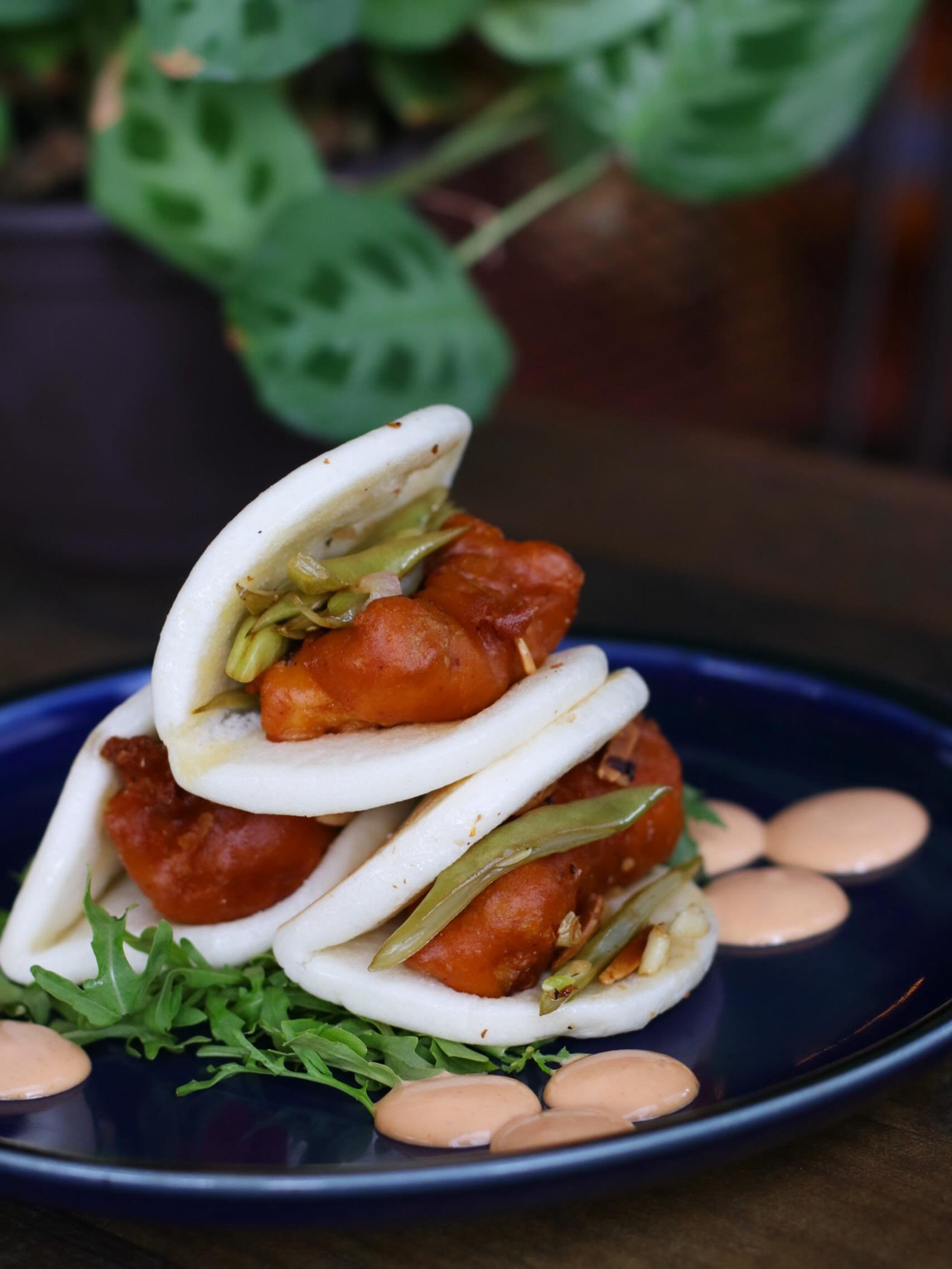 Bao bun lunch special for the weekend! Beer battered mahi, @hedgefamilyfarm romano green beans, &amp; roasted red pepper tartar. Reservations are available for dinner and all day on Sundays, give us a call or book online! 

#supportlocal #blowingrock