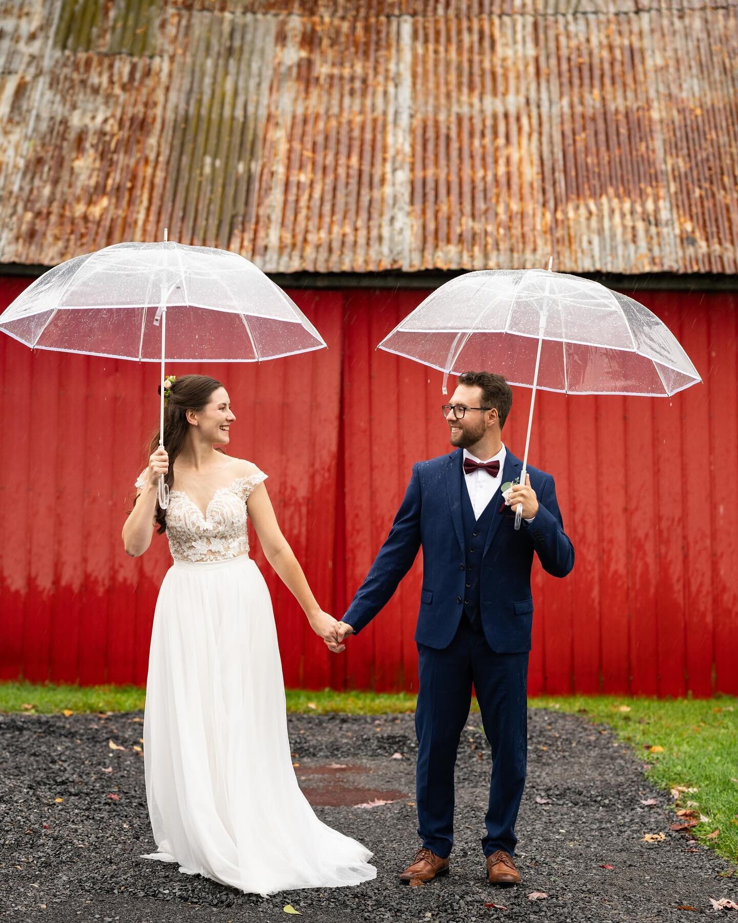 Rain on your wedding day? No sweat! As long as we have some clear umbrella&rsquo;s and sunny thoughts, we can get some amazing shots 😍

A few sneak peeks from Josianne &amp; Matt&rsquo;s wedding day from the beginning of October! Thank you to @stone