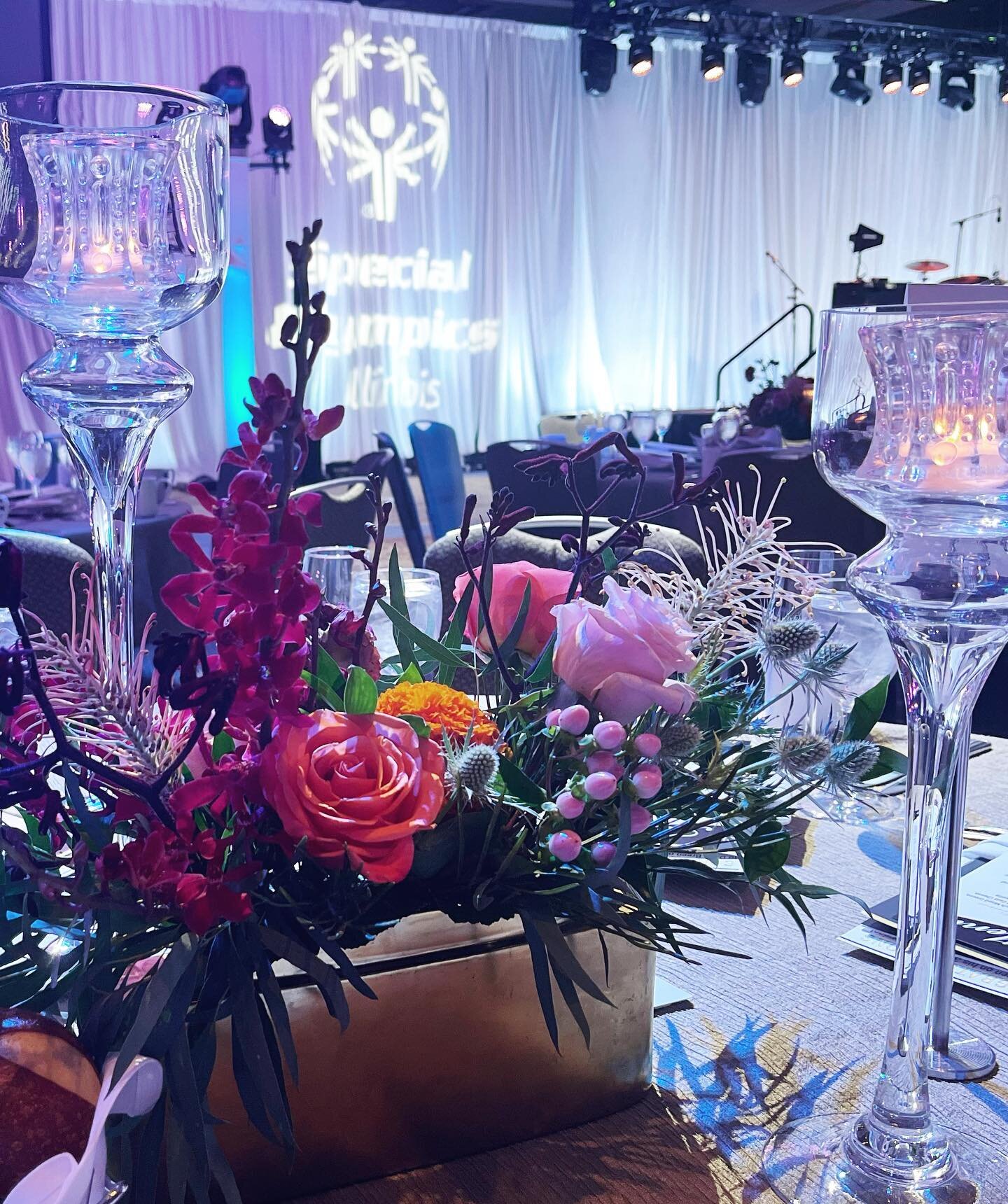 The only thing we love more than creative table looks is partnering with an awesome, life-changing organization! Thank you @specialolympicsillinois for letting us be a part of this memorable night❤️ 
.
#chicagoevents #chicago #chicagofloral #gala #ev