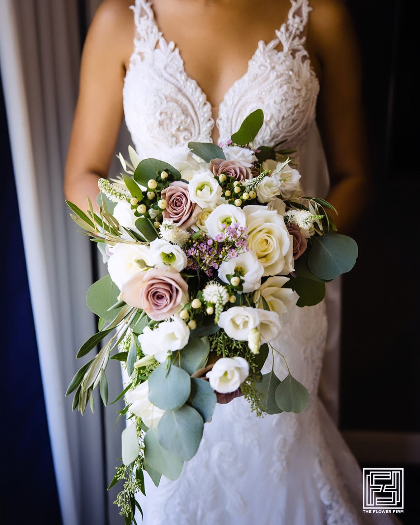 Celebrating love never gets old! (And three years later, we&rsquo;re still in love with this bridal bouquet!🤩) 
&bull;Photographer: @heningtonstudios 

#bridal #bridalflowers #chicagowedding #luxuryweddings #floral