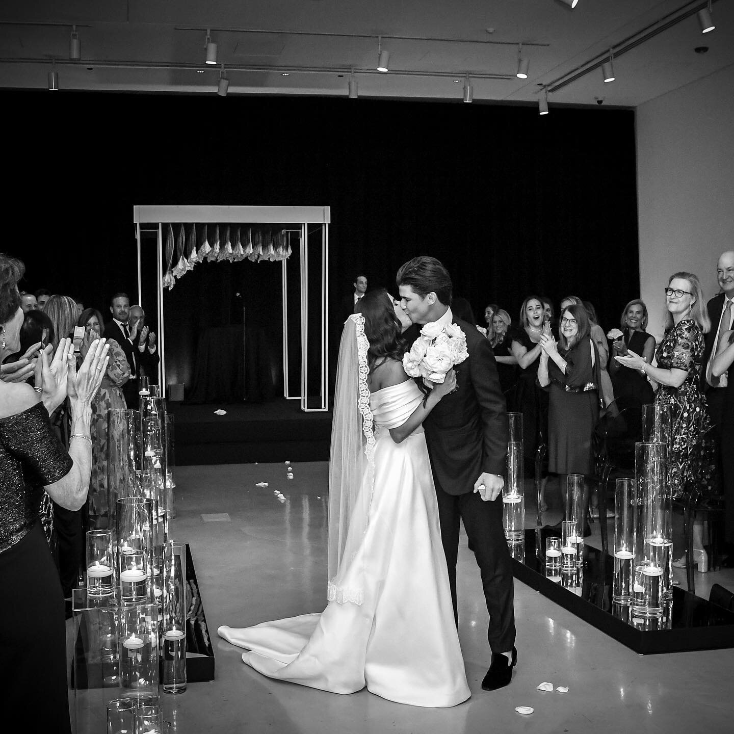 Black + white + fringe all over! So chic and so fun&hellip; We love reliving this one through these stunning photographs! #blackandwhitewedding #hangingcallas #uniqueweddingideas #fringeweddings #stunningphotography