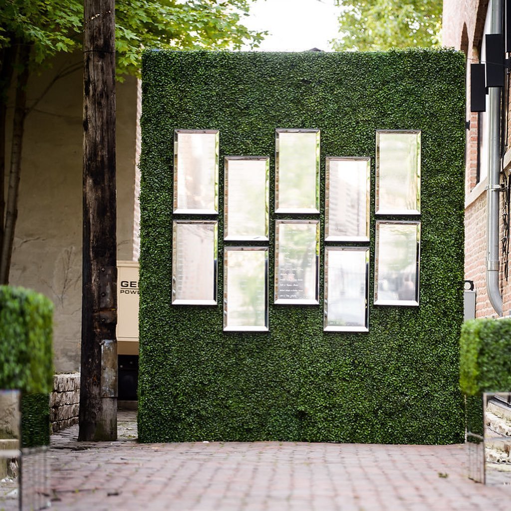 You can&rsquo;t go wrong with mirrors&hellip; this was quite a luxe entryway and seating chart combo for the guests to experience! #boxwooddecor