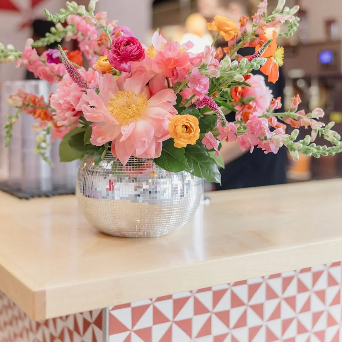 Core memories &hellip; in color! We are still so obsessed with this day! And this couple&hellip;

#summerlovin #colorfulweddings #uniquechicagoweddings #summerwedding #funweddingdetails