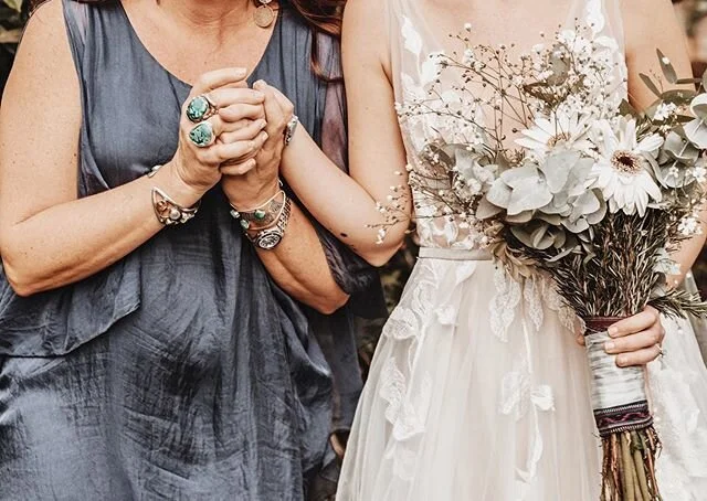 &bull;El amor entre madre e hija es eterno&bull;

Disfruto cada uno de los momentos de las bodas pero uno de mis favoritos es cuando la mam&aacute; de la novia la mira con el vestido y le dice lo hermosa que se  ve ♡. Me encant&oacute; ser parte de e