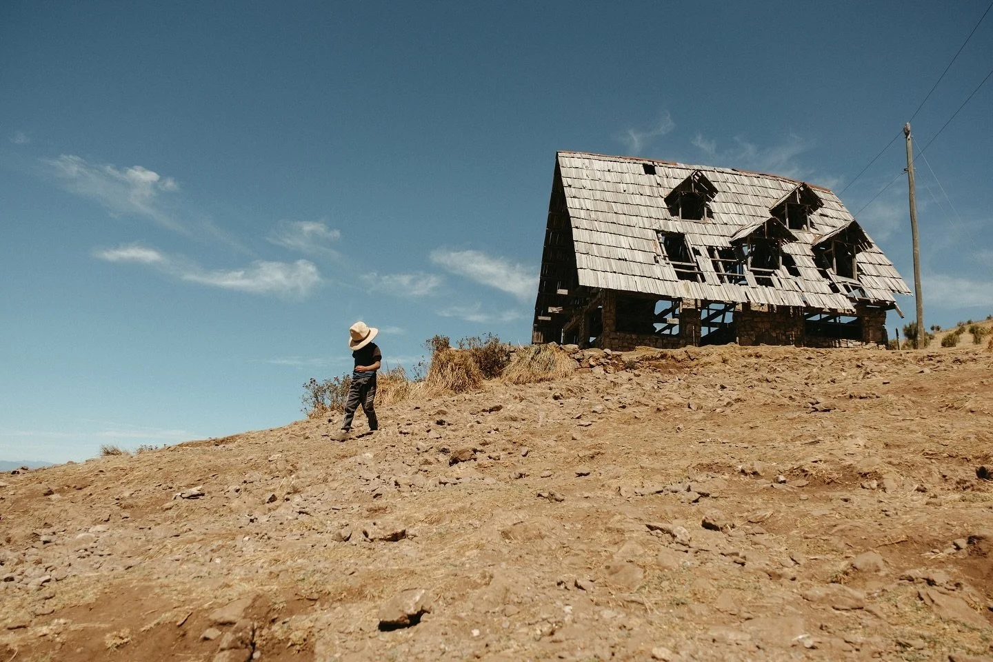 Chino, el Misterioso Guardi&aacute;n de las Caba&ntilde;as del Mirador Di&eacute;guez Olaverri.

Chino siempre lleva su sombrero puesto, protegi&eacute;ndose del sol y ocultando su rostro de los numerosos visitantes que llegan cada d&iacute;a a este 