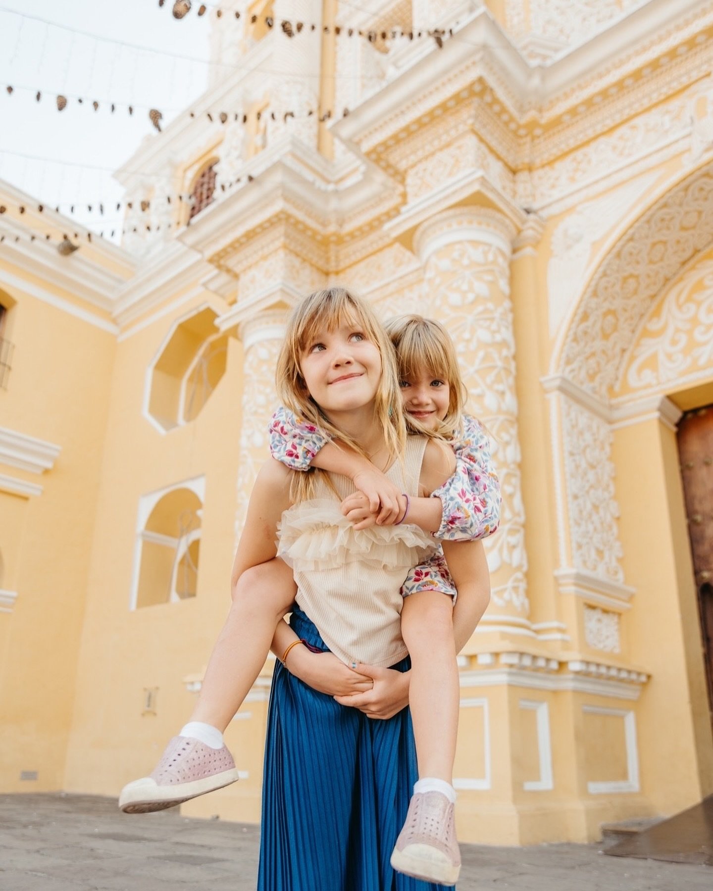 Tantas cosas para compartir &uacute;ltimamente, me parece incre&iacute;ble haber elegido una sesi&oacute;n familiar primero, pero fue demasiado divertida! Me encant&oacute; ver c&oacute;mo Delaney y Darby se divirtieron mientras captur&aacute;bamos m