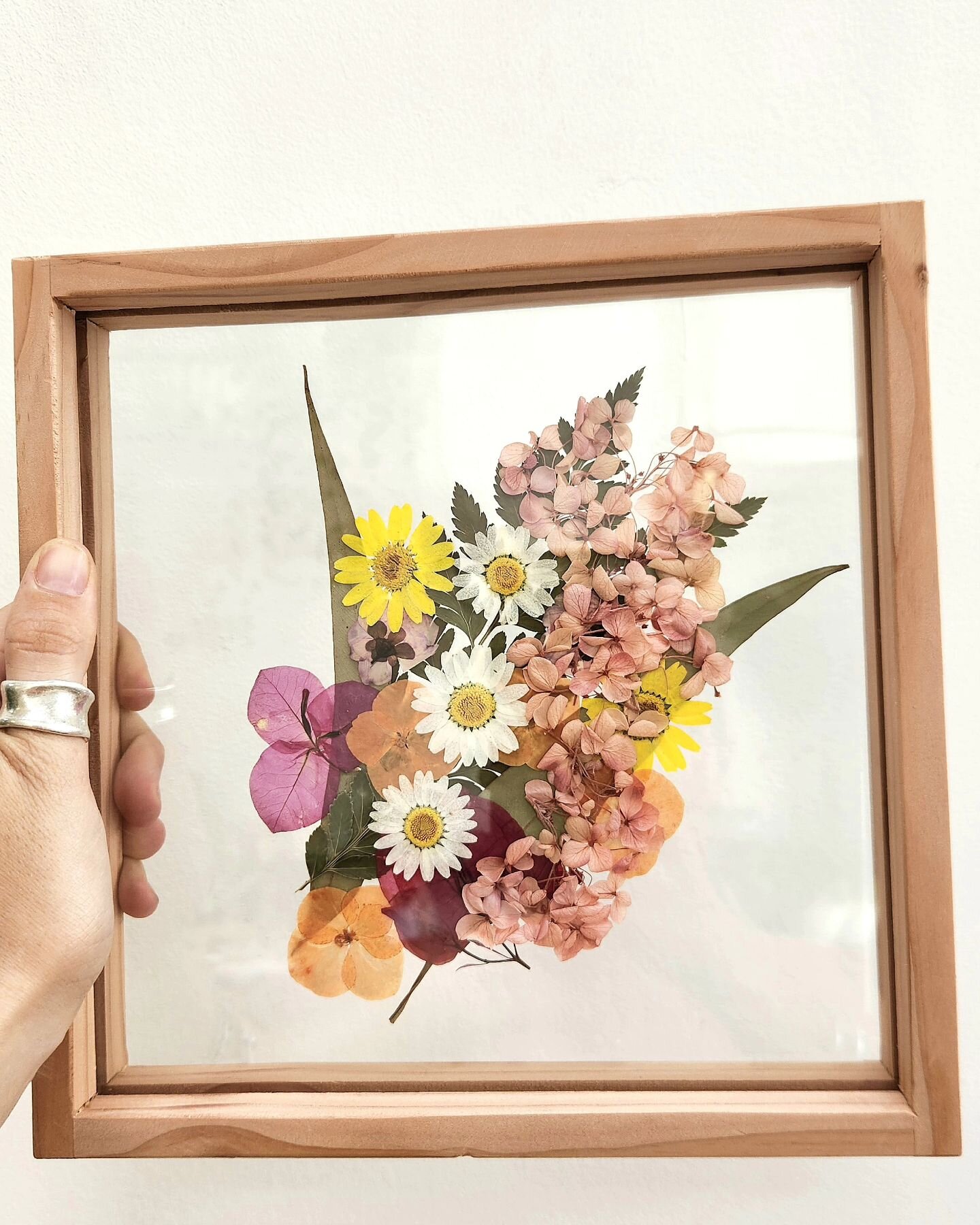 Handmade gifts are the best! 
Whether it is for yourself or for someone else 🥰

Do you want to make one of these floating flower frames?
Join us on the 14th of April for a lovely Sunday afternoon workshop. Details on our website 🌸

#pressedflowers 
