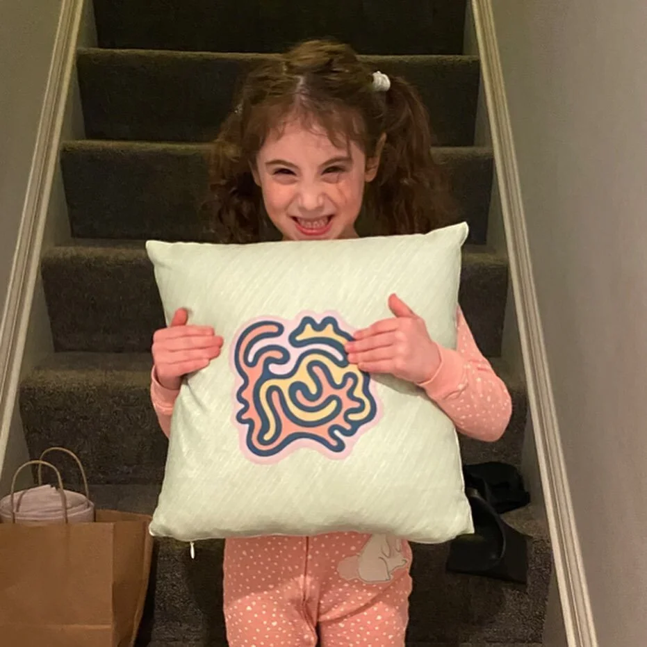 Shout out to my outrageously adorable cousin Lexie, who LOVES her new @mazysuzan pillow π
