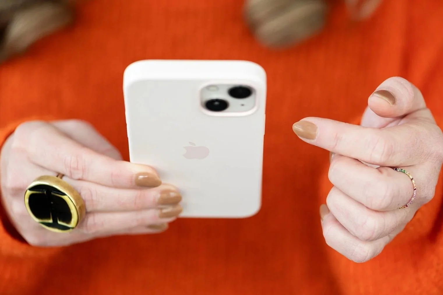 picture of person holding white iPhone 12 pointing at screen