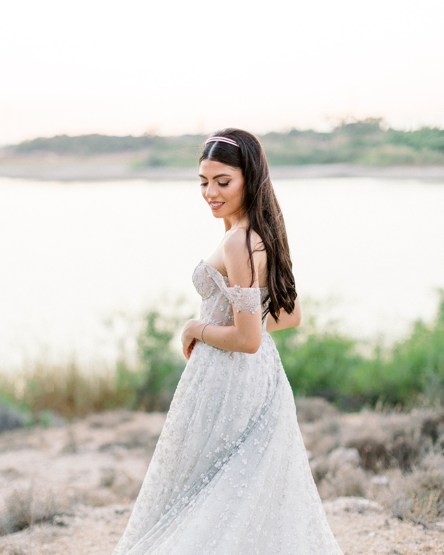 Capturing the beauty of a bride as she embraces the gentle glow of the sunset, wrapped in nature&rsquo;s warmth. A moment of pure elegance and serenity 🌅👰