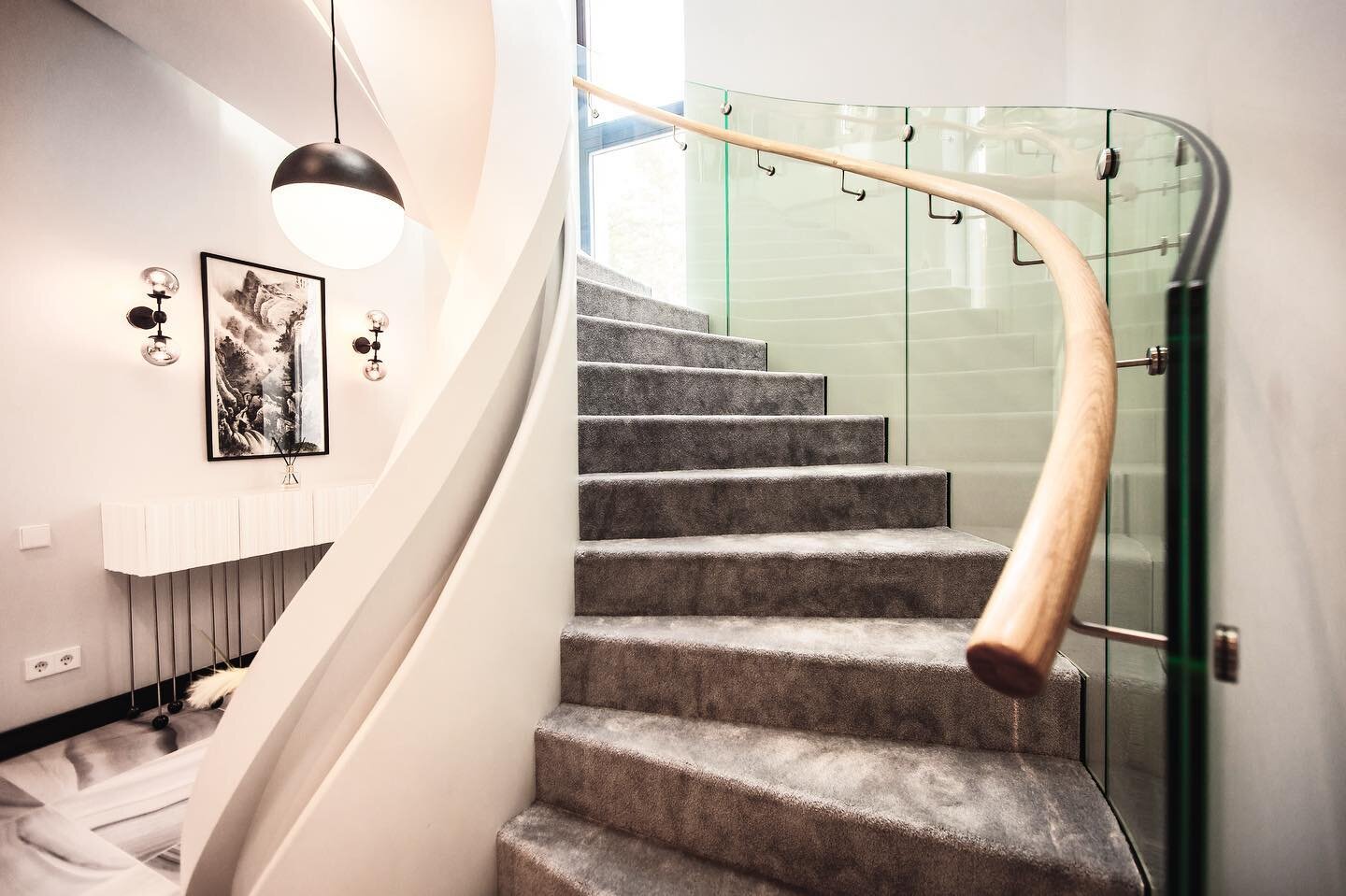 Some more angles with this beautiful masterpiece. Do you think this #curvedstaircase looks better with the lighting on in the room or in the natural light? Would you like a staircase like this in your home? 😍🏠
.
.
.
#interiors4all #interiordecorati
