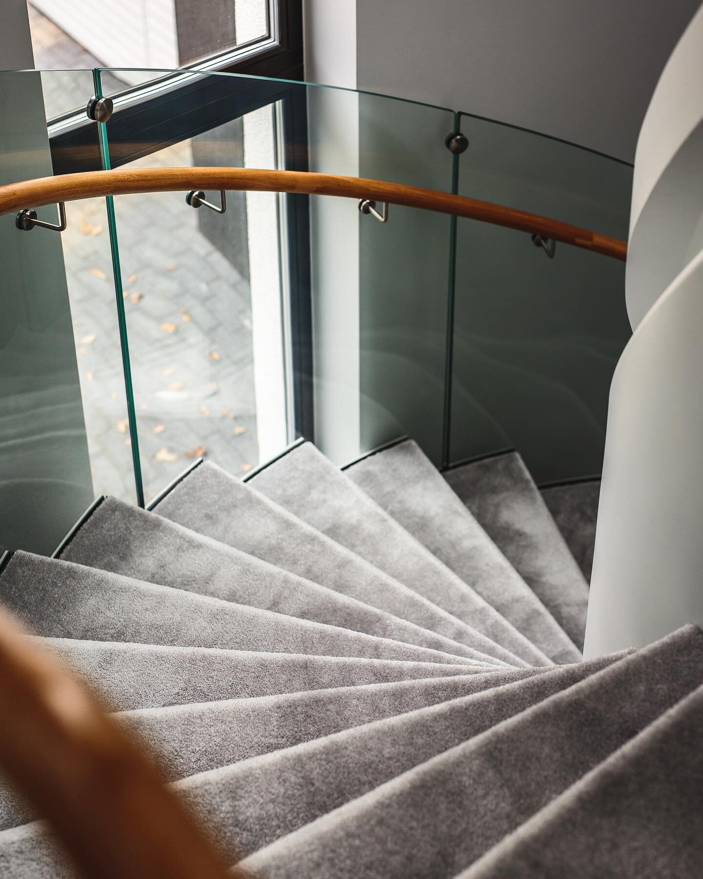 It&rsquo;s the little details that are vital. Little things make big things happen. (John Wooden)
.
.
.
.
#curvedstairs #curvedlines
#archidaily #architecturelovers
.
#modernhomedesign #moderninterior #modernstaircase #modernstairs
.
#scandinavianhom