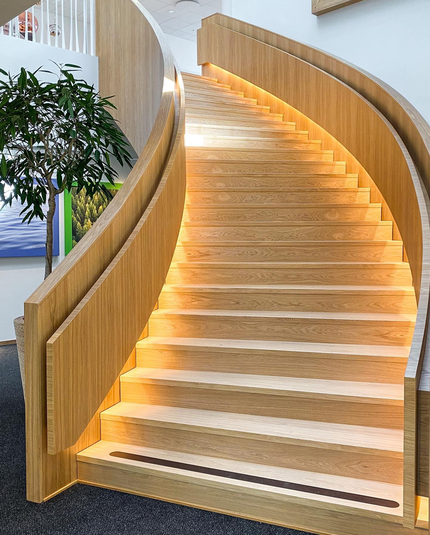 Real estate giants 3HUS @fastighetsab3hus and BAB bygg AB @babbygg2018 asked for stairs with unique looks and we answered with these two beauties. Two curved steel staircase structures finished all around with oak wood and LED lighting on every step.