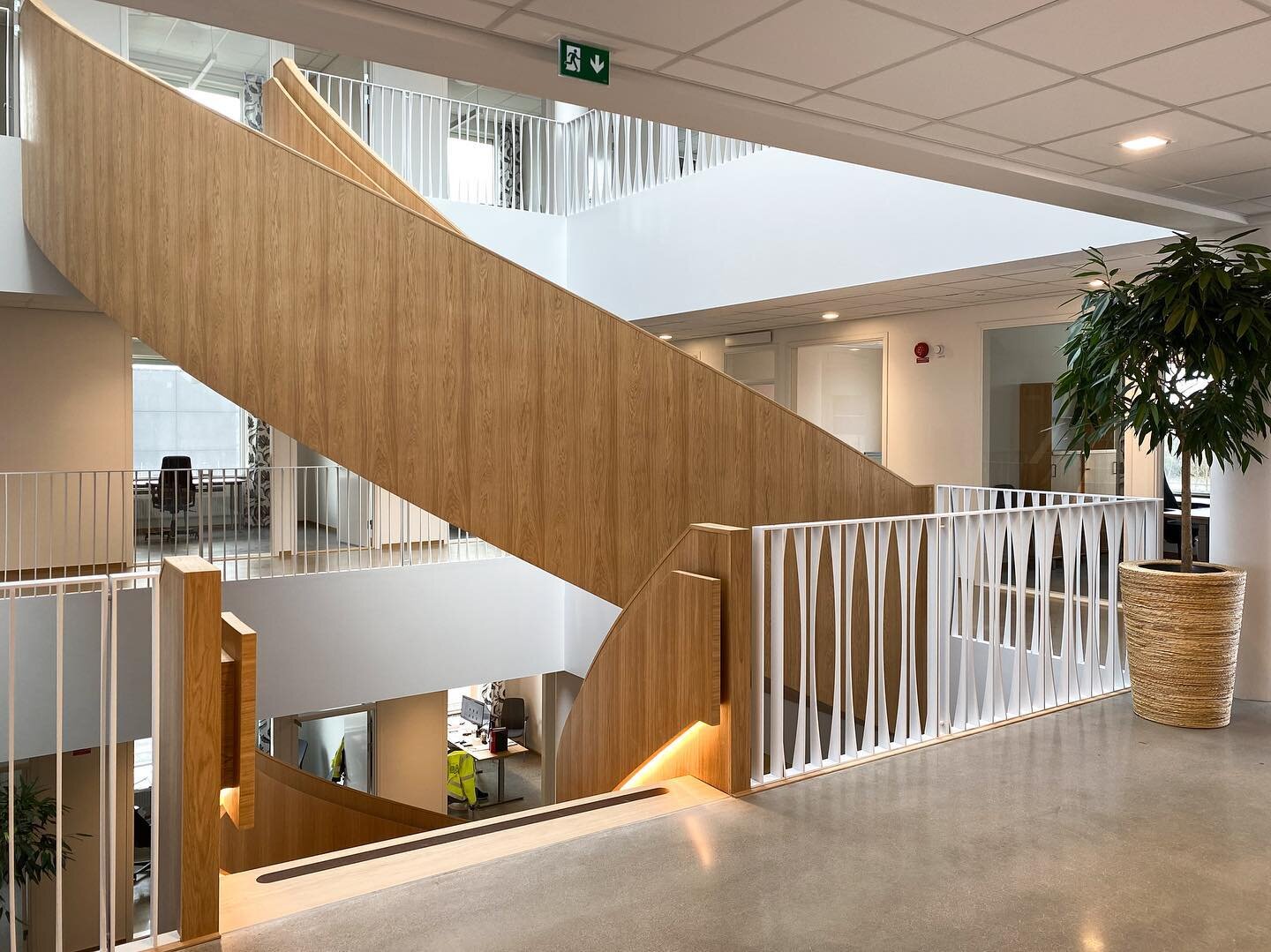 Real estate giants 3HUS @fastighetsab3hus and BAB bygg AB @babbygg2018 asked for stairs with unique looks and we answered with these two beauties. Curved steel staircase structure finished all around with oak wood and LED lighting on every step. Two 
