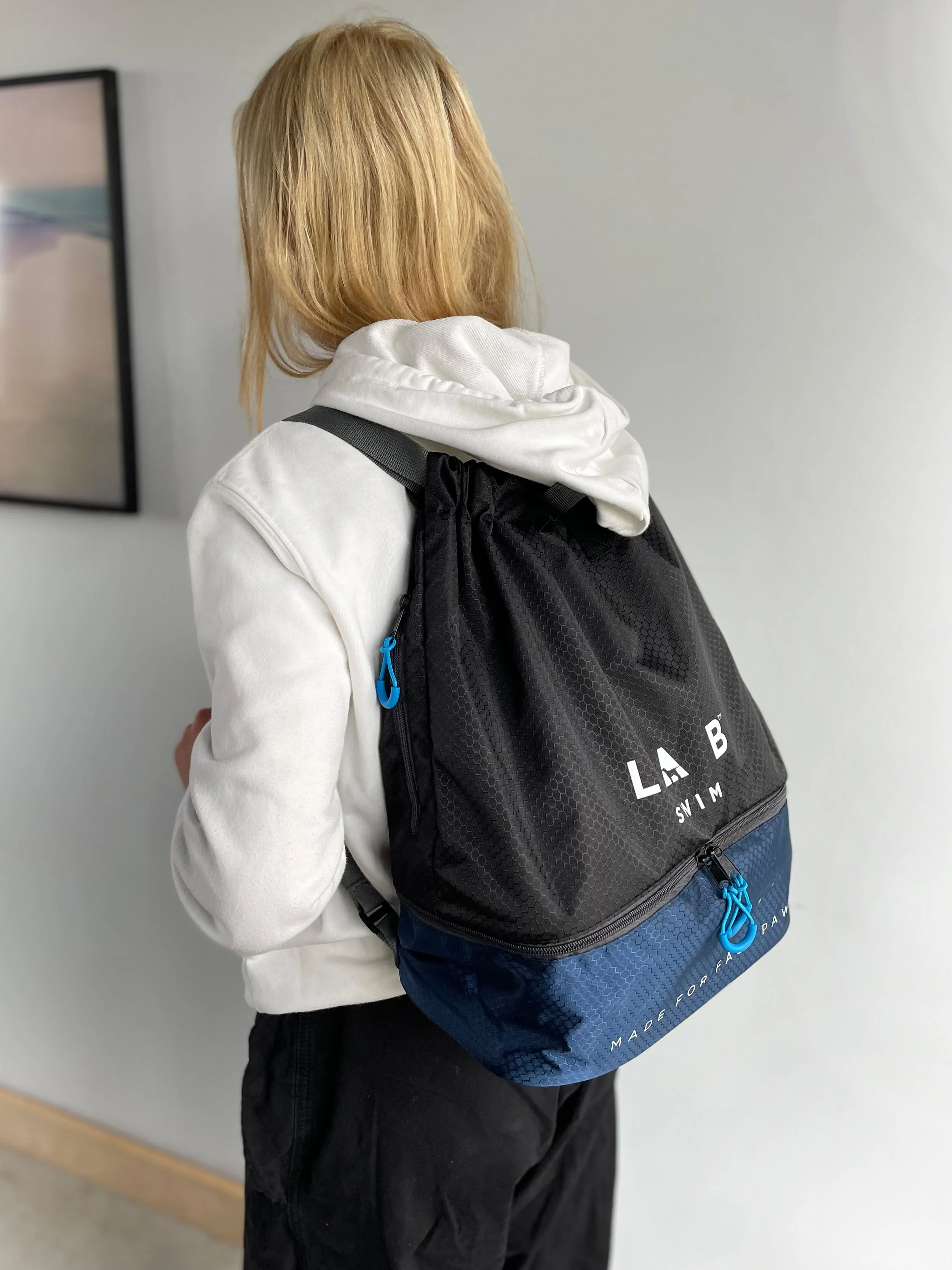 SplashproofBag8(model).jpg