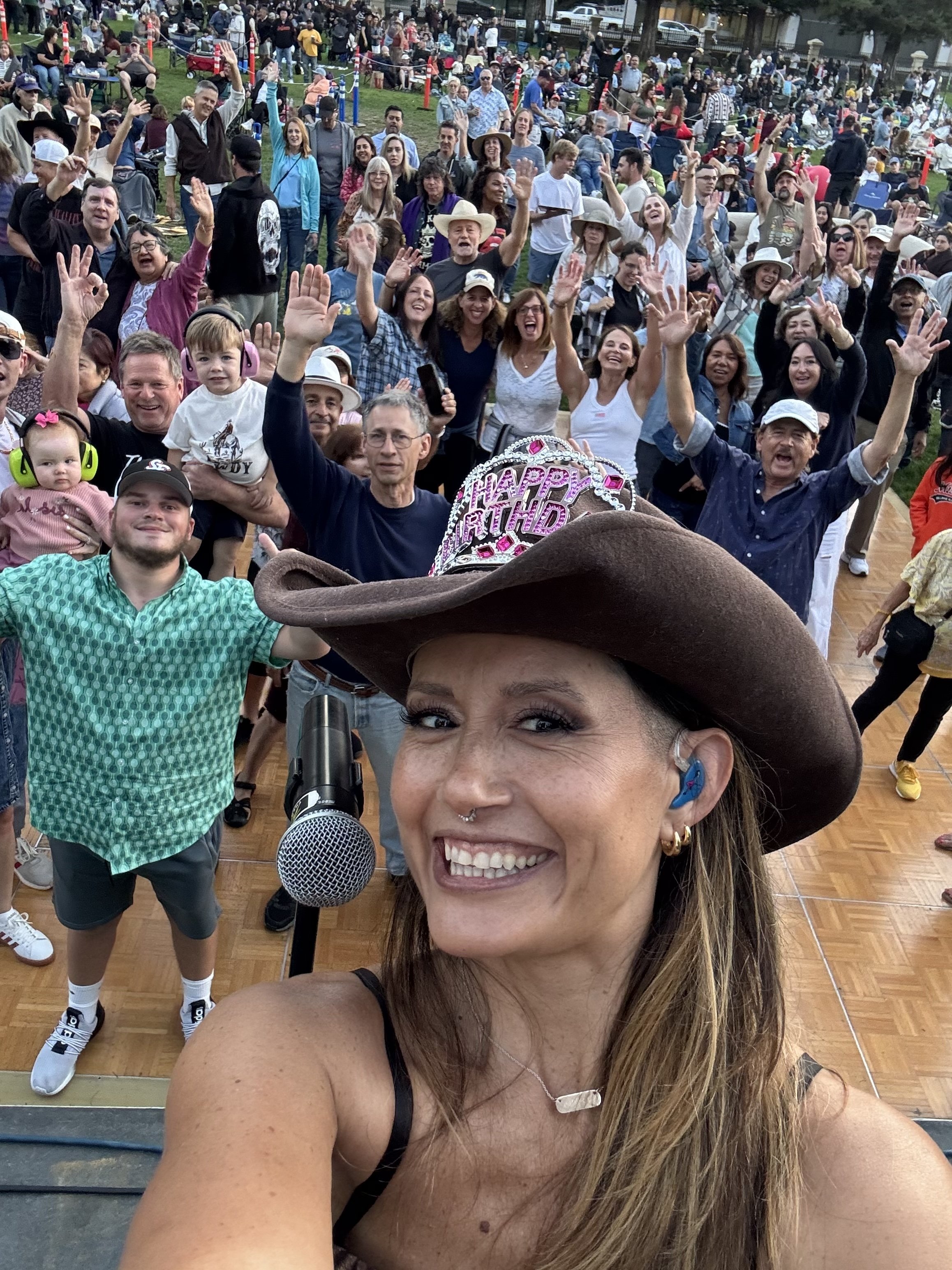 Jaque Selfie - Electric Rodeo.jpg