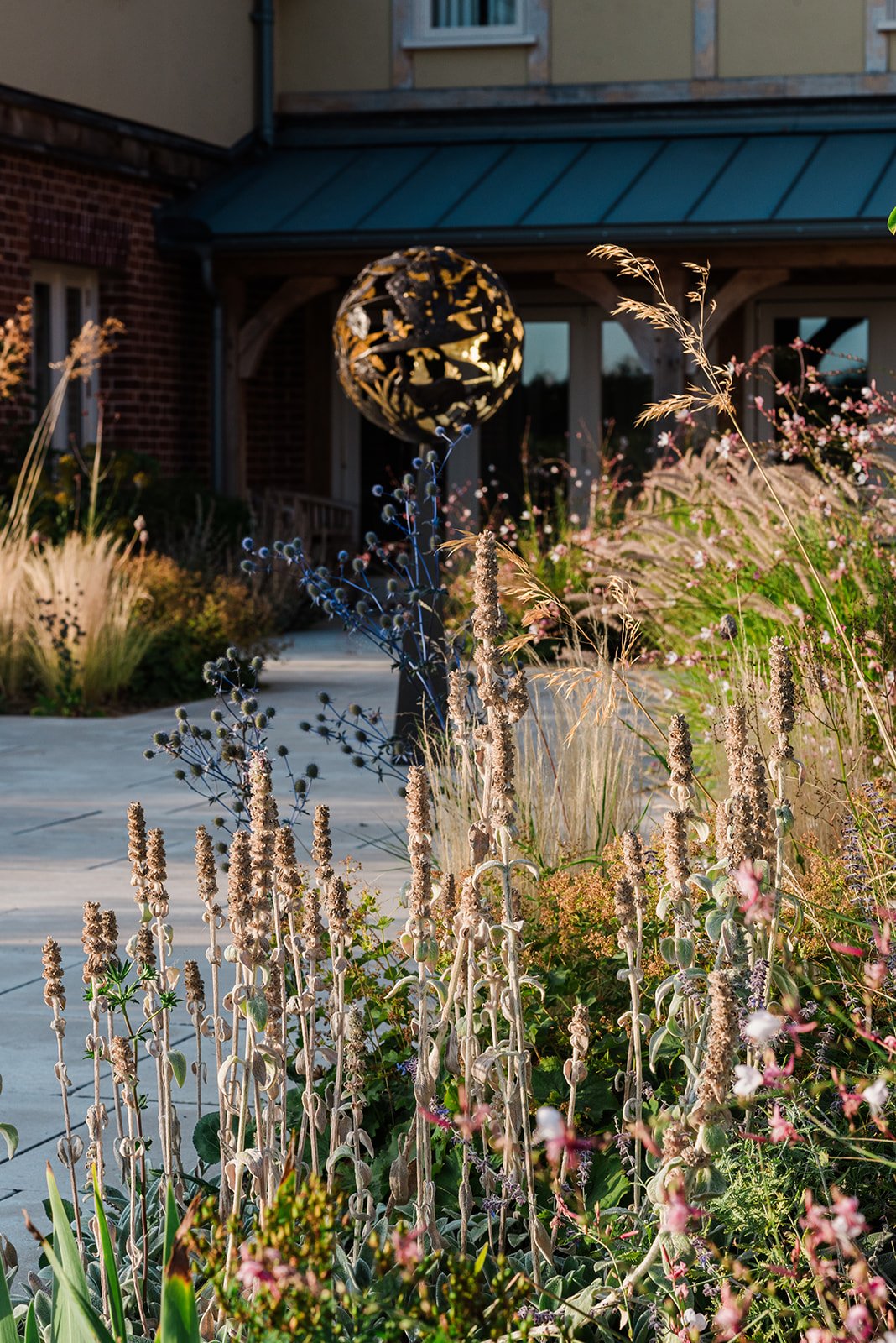 freear-and-fitch-courtyard-garden-design-in-dedham-by-rebecca-lewis-at-poshyarns-photography-5_websize.jpg