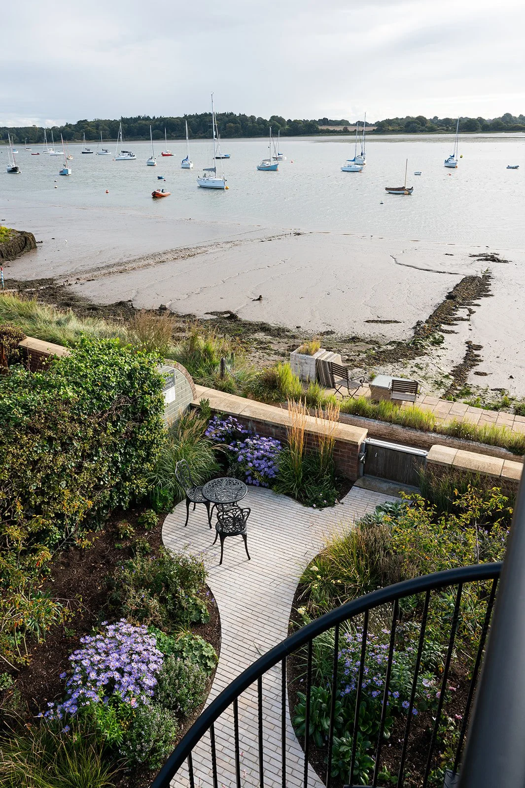 Contemporary Riverside Garden Design - River Seating