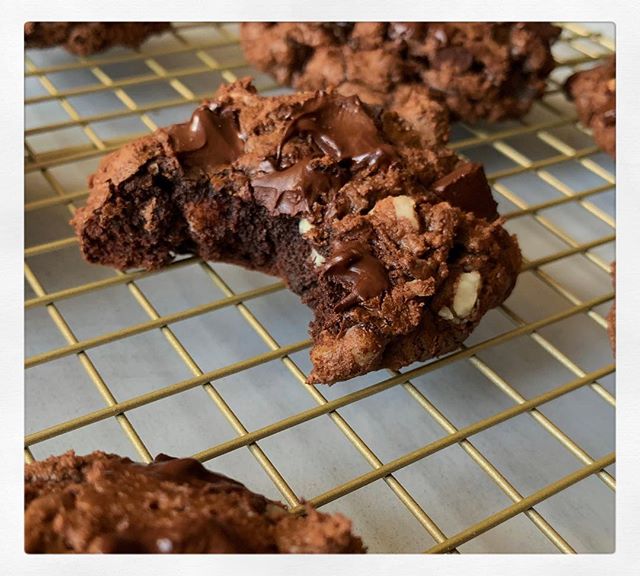 Craving a few bites of our chocolate brookies right now: Brownie and #cookie in one. Have you tried them yet?
.
.
.
#fodlore #feedfeed #imsomartha #chocolate #mykitchen #chocoholic #algeria #foodphotography #foodie #foodstagram #foodlover #tasty #del