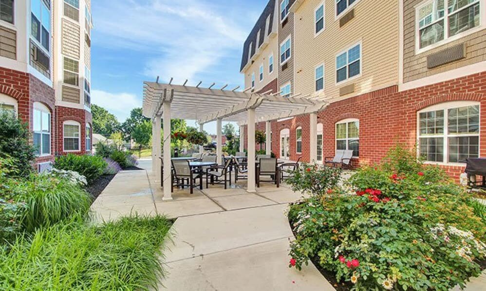 outdoor-courtyard-seating-at-our-senior-living-home-in-ephrata_1_brd45o.jpg