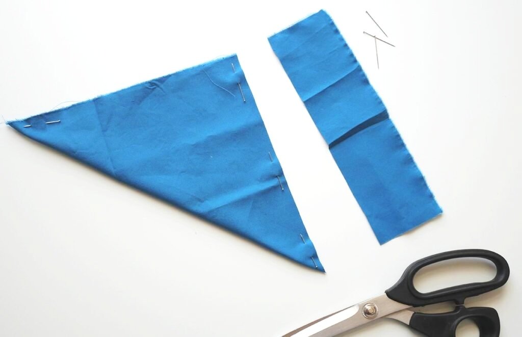 how-to-cut-fabric-straight-with-scissors-11-1024x661.jpg