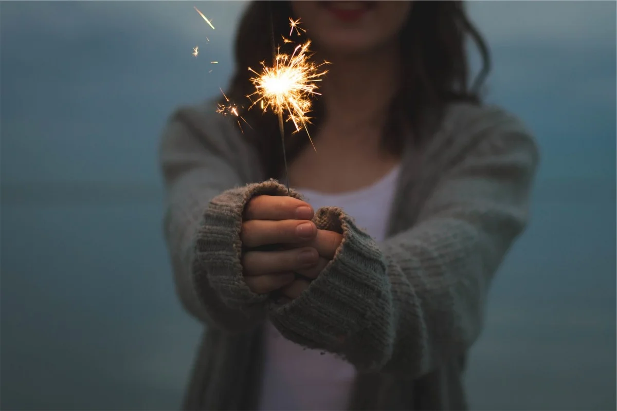 sparkler_holding_hands_firework_sparkles_fire_light_bright-1081678.jpg!d.jpeg