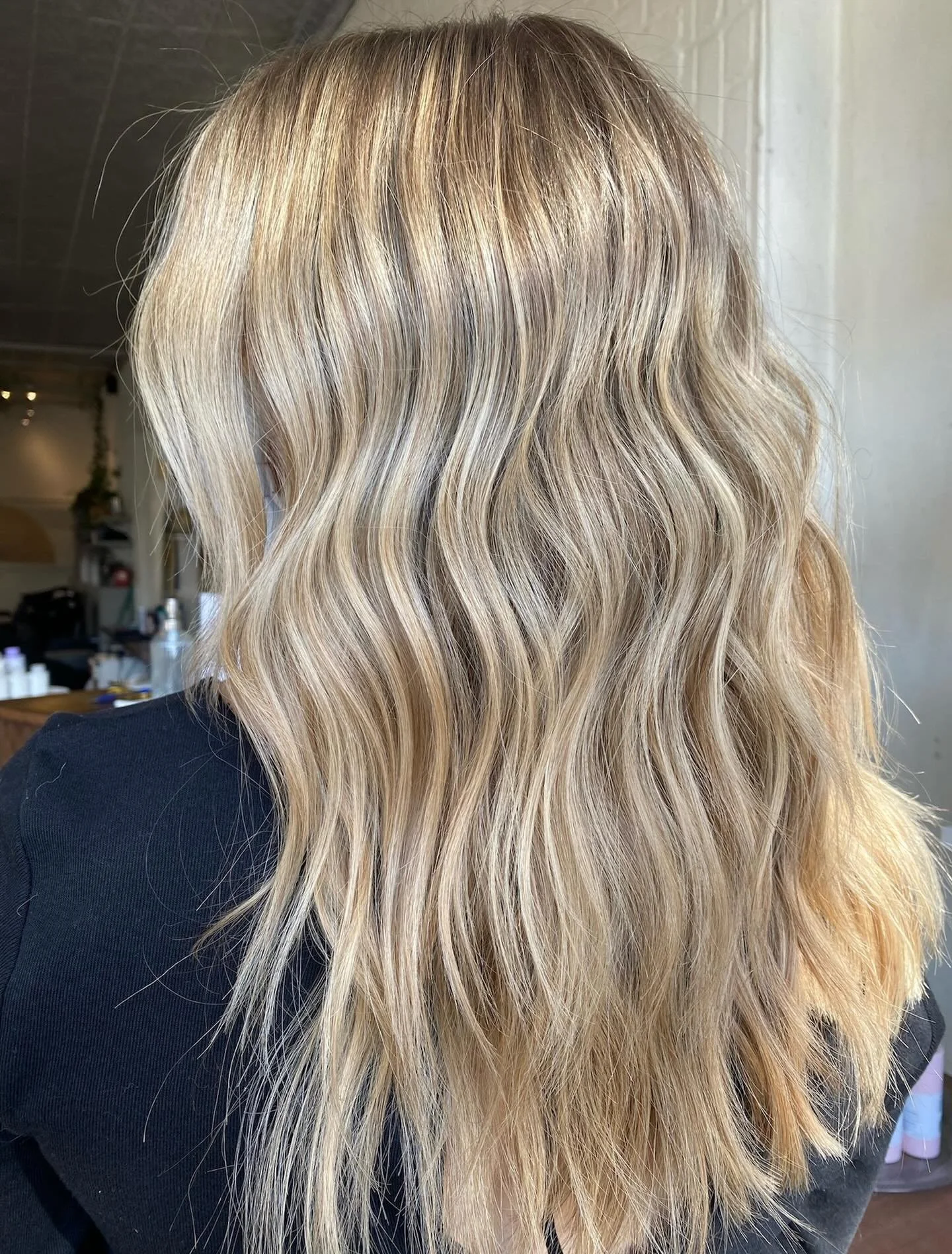 Just in time for the holidays, a champagne blonde 🥂
&bull; hair by Sydney @stotka_styles &bull;
