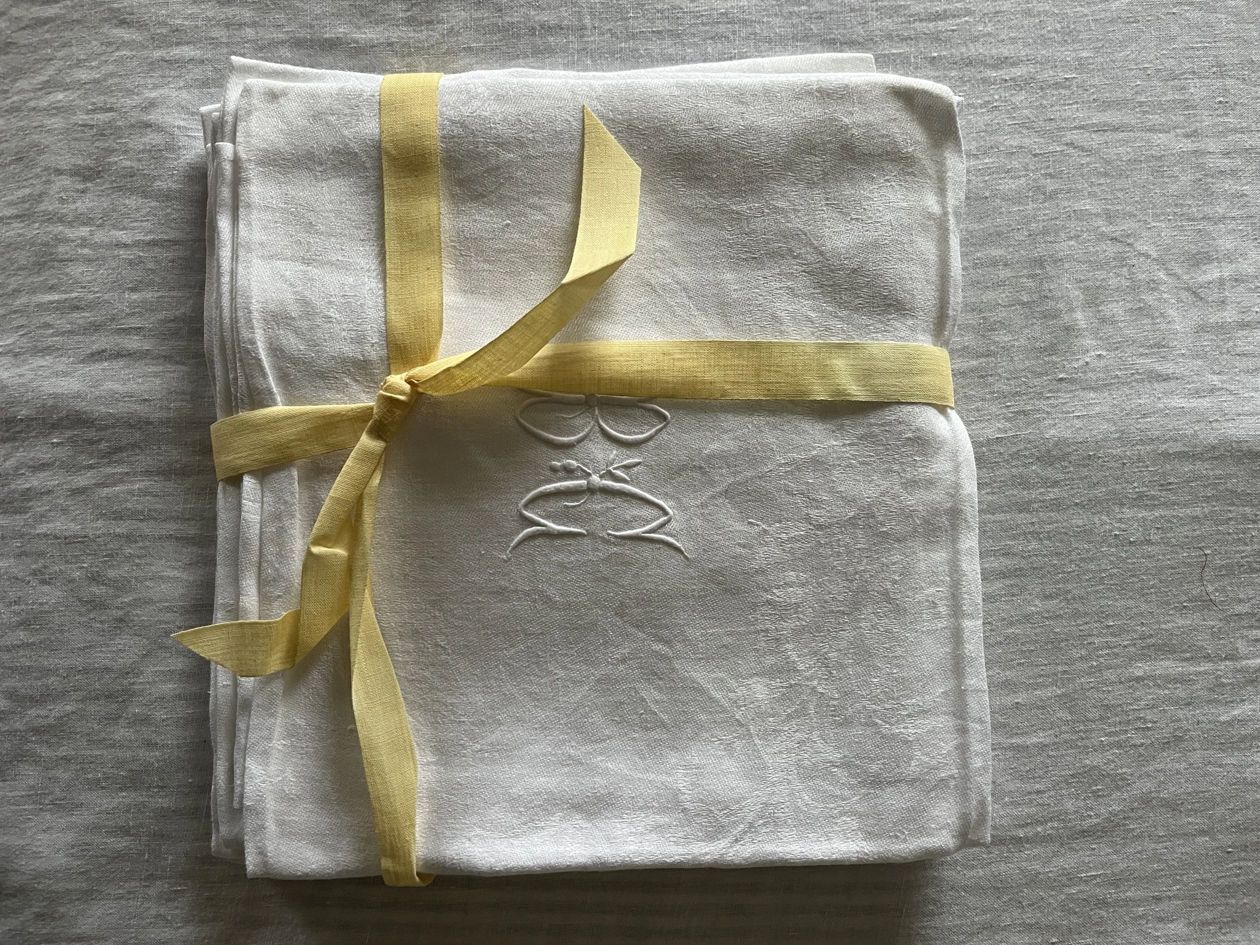 French Linen Damask set of napkins and table cloth
