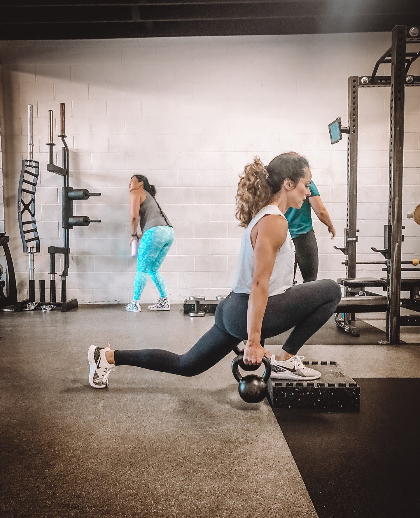 STOP and appreciate this perfect front foot elevated, single-leg split-squat for a moment. 👌⁠
⁠
Talking about perfect position right here. ⁠
⁠
Talking 'bout range of motion. ⁠
⁠
@bonniewilson17 ⁠
⁠
#allegiate