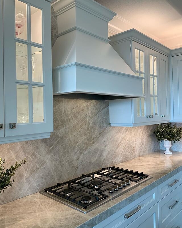 Here&rsquo;s a first look at a full kitchen remodel project we did in San Clemente,CA. It features beautiful quartzite countertops with full height splash designed by Lacy, and @masterbrandcabinets designed by Tawni. These two came together to create
