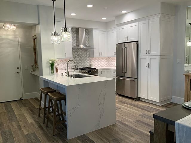 Here is the first look at a recently complete project in Trabajo Canyon, CA designed by our own Tawni Keeton. It features brand new semi-custom cabinets by Stone Age, @hanstonequartz Quartz Countertops, and backsplash from our friends at Soho Studio 