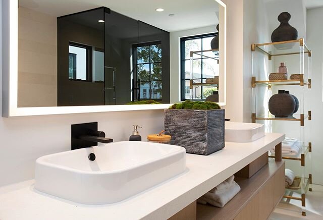 This gorgeous bathroom features custom countertops fabricated and installed by Stone Age Tile! Gorgeous!! .
.
.
.
#stoneagetile #slabyard #localbusiness #orangecounty #lb #interiordesign #orangecountydesigner #remodel #flooring #customkitchen #custom